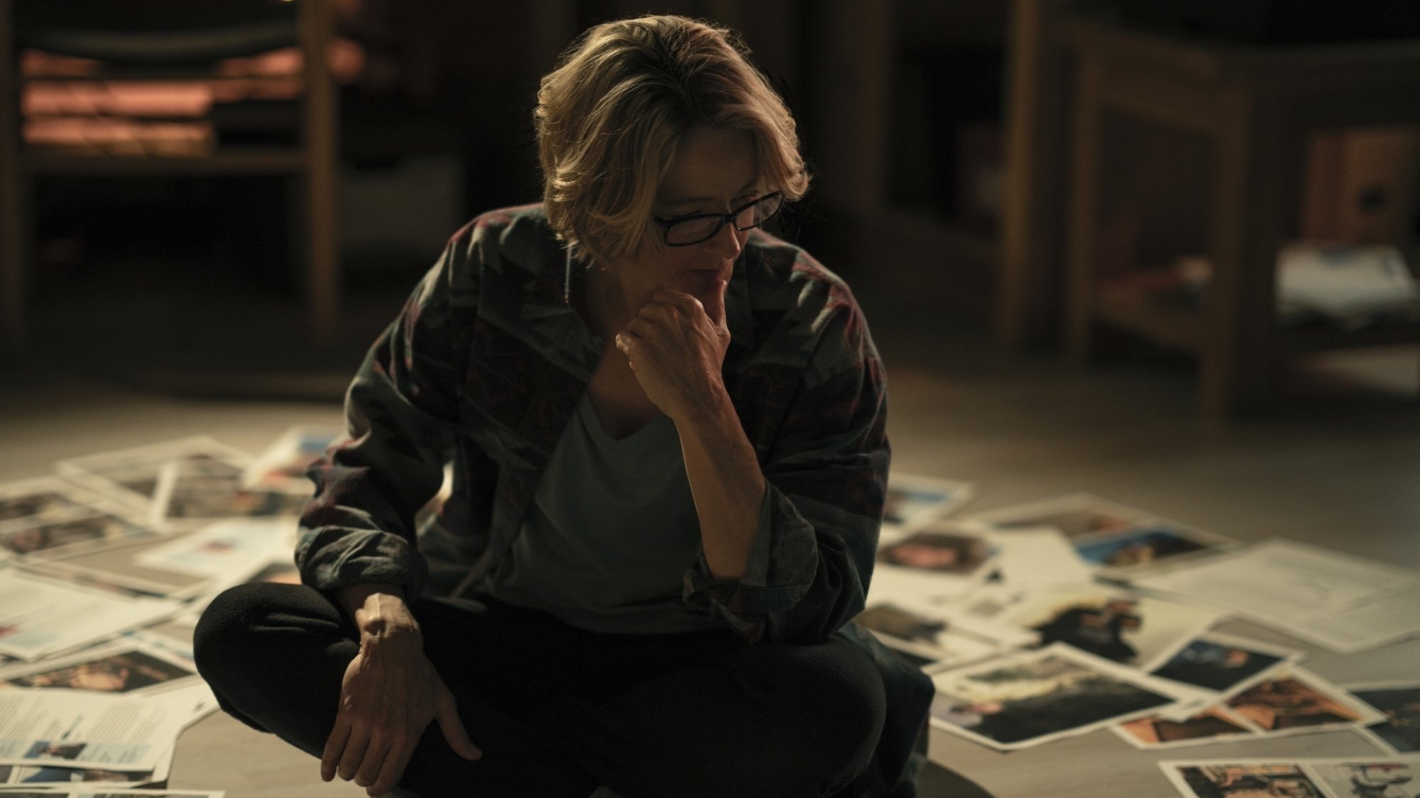 A detective sits in a spiral of images.