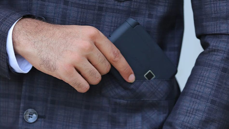 This smart wallet opens with your fingerprint.