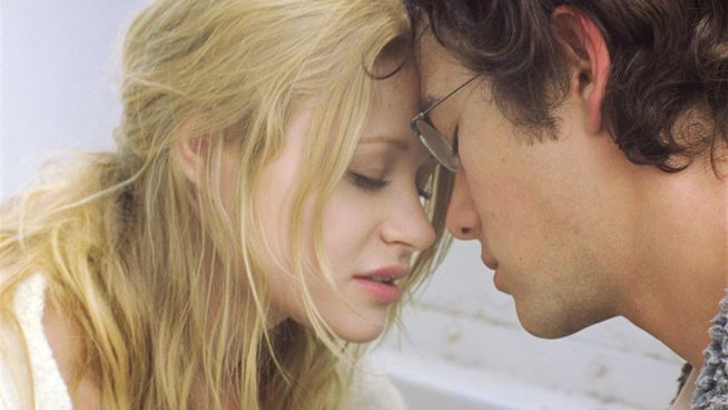 Joseph Gordon-Levitt and Emilie de Ravin in 'Brick.'