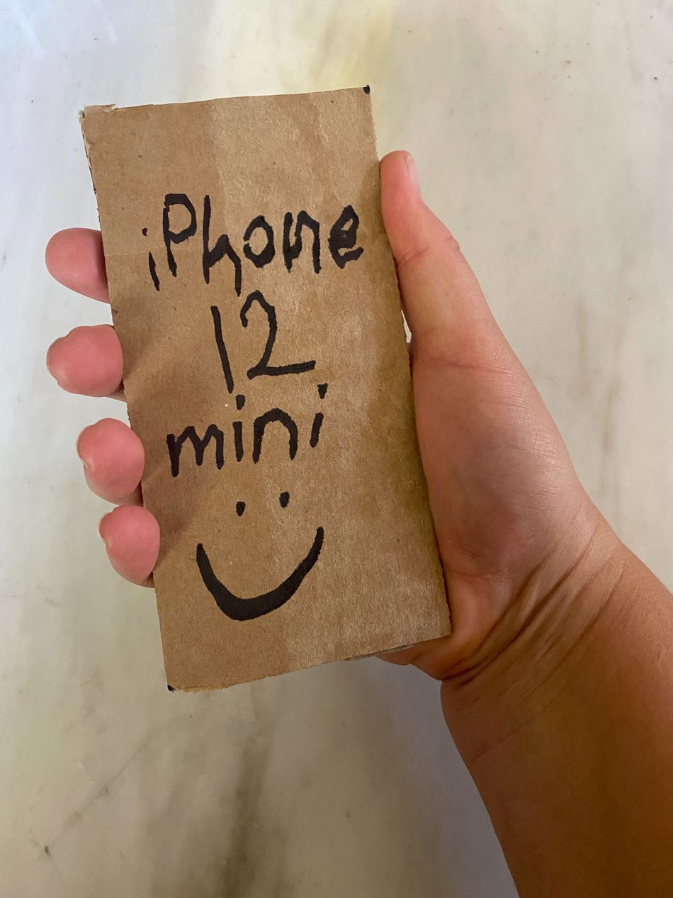 Juuuust the two of us, mini phone and mini haaaands!