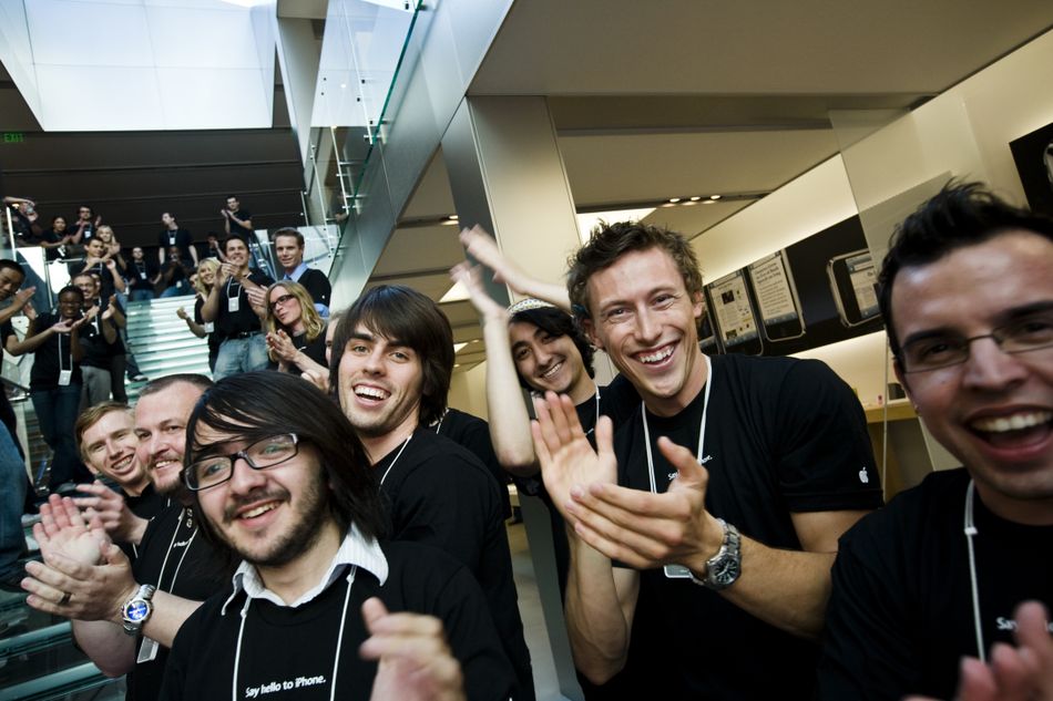 Apple Store employees greeted the first customers to buy the iPhone in San Francisco. (Photo by James Leynse/Corbis via Getty Images)